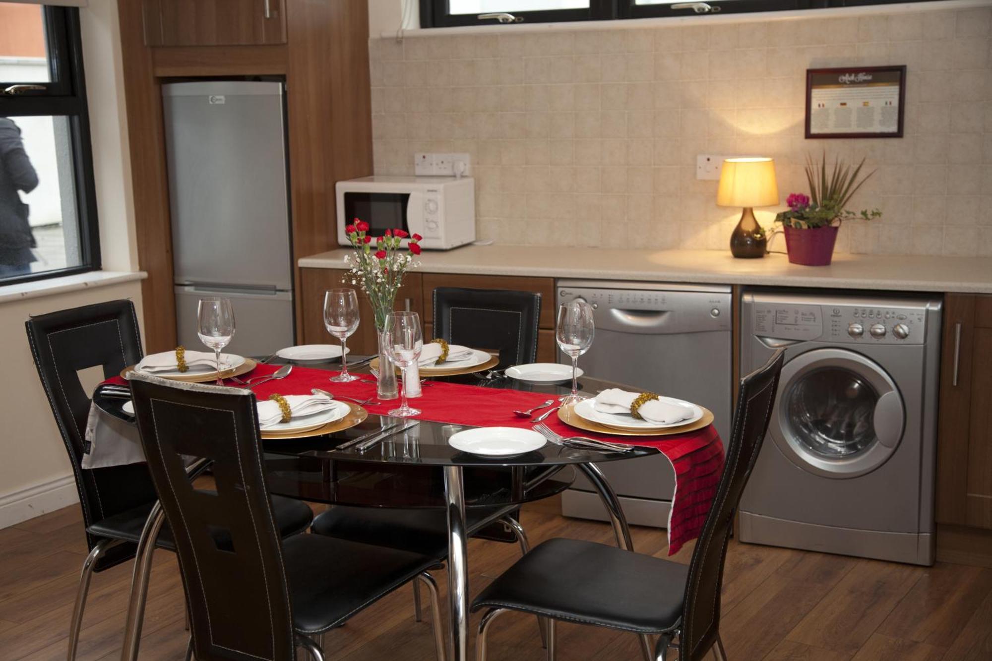 Arch House Apartments Атлоун Екстериор снимка